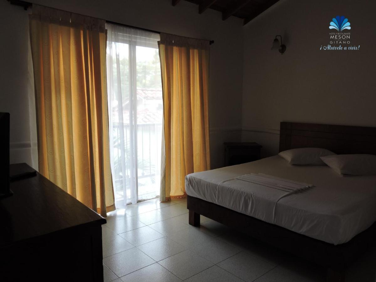 Hotel y Restaurante Mesón del Gitano Caucasia Habitación foto
