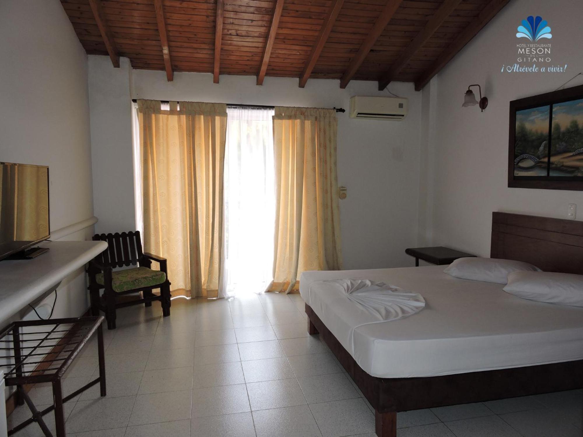 Hotel y Restaurante Mesón del Gitano Caucasia Habitación foto